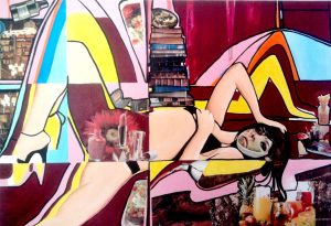 Une femme allongée entourée d'objets
